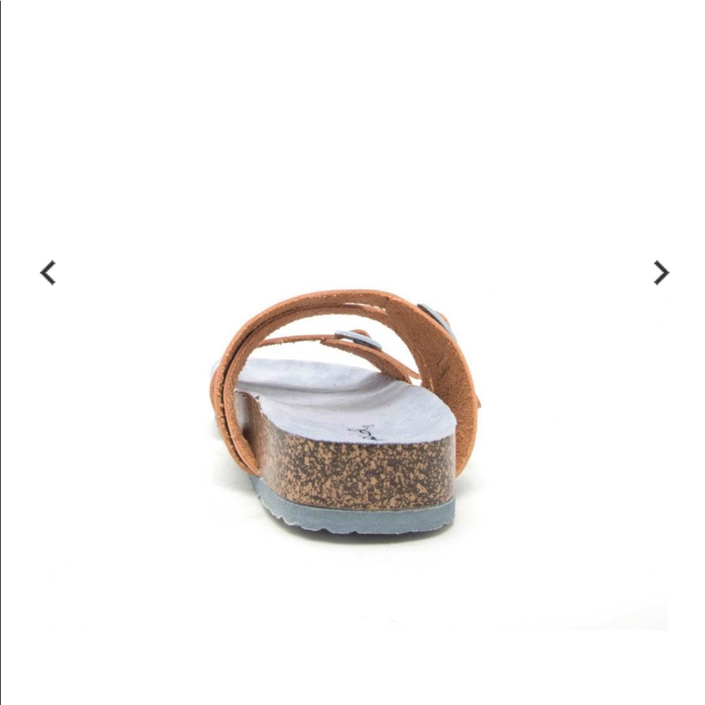 Get yourself a pair of flat sandals !!  🚨JUST SIZE 8.5 AVAILABLE 🚨 - Picture 4 of 6